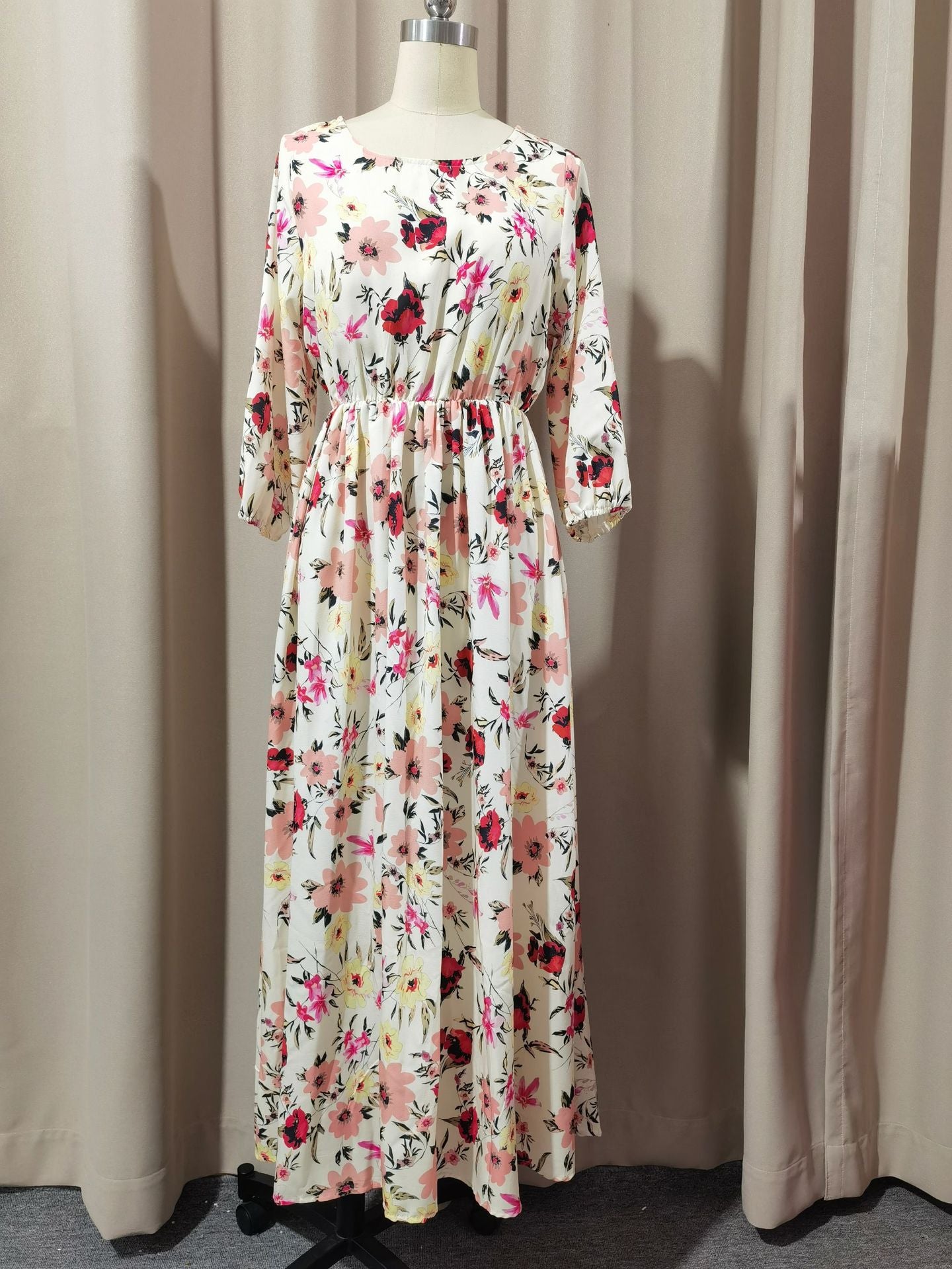 Round neck floral dress with large swing in commuter style